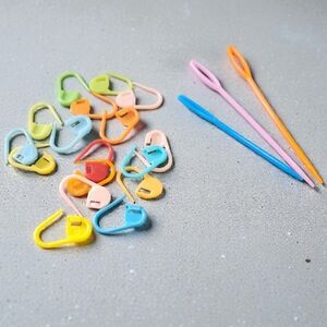 Assorted Stitch Markers And 3 Plastic Yarn Needles Accessories Set NIP
